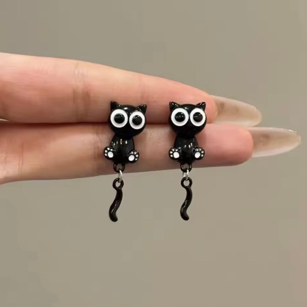 黒猫ピアスの画像