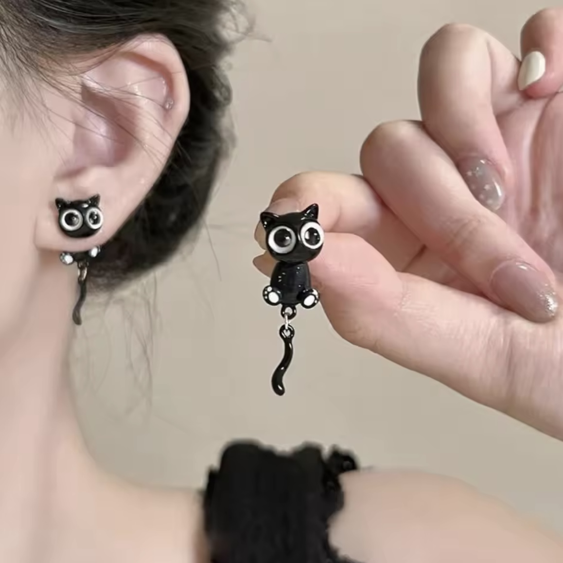 黒猫ピアスの画像