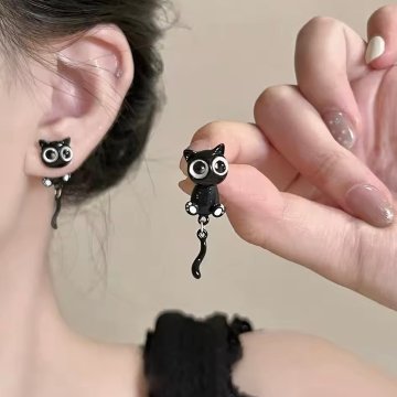 黒猫ピアスの画像