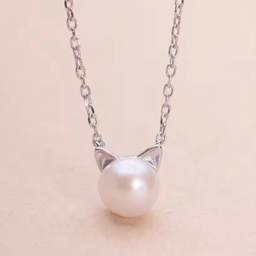 猫パールネックレスの画像