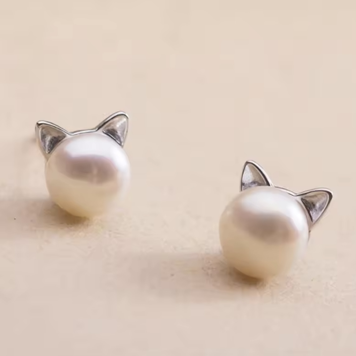 猫パールピアスの画像