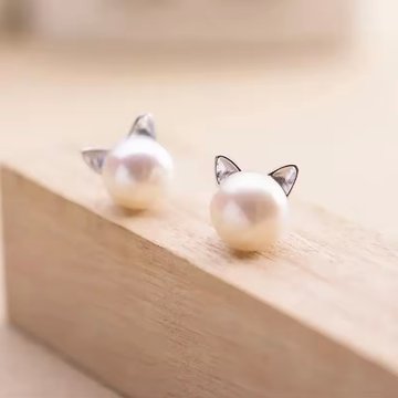 猫パールピアスの画像