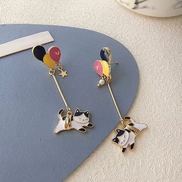 風船と猫のピアスの画像