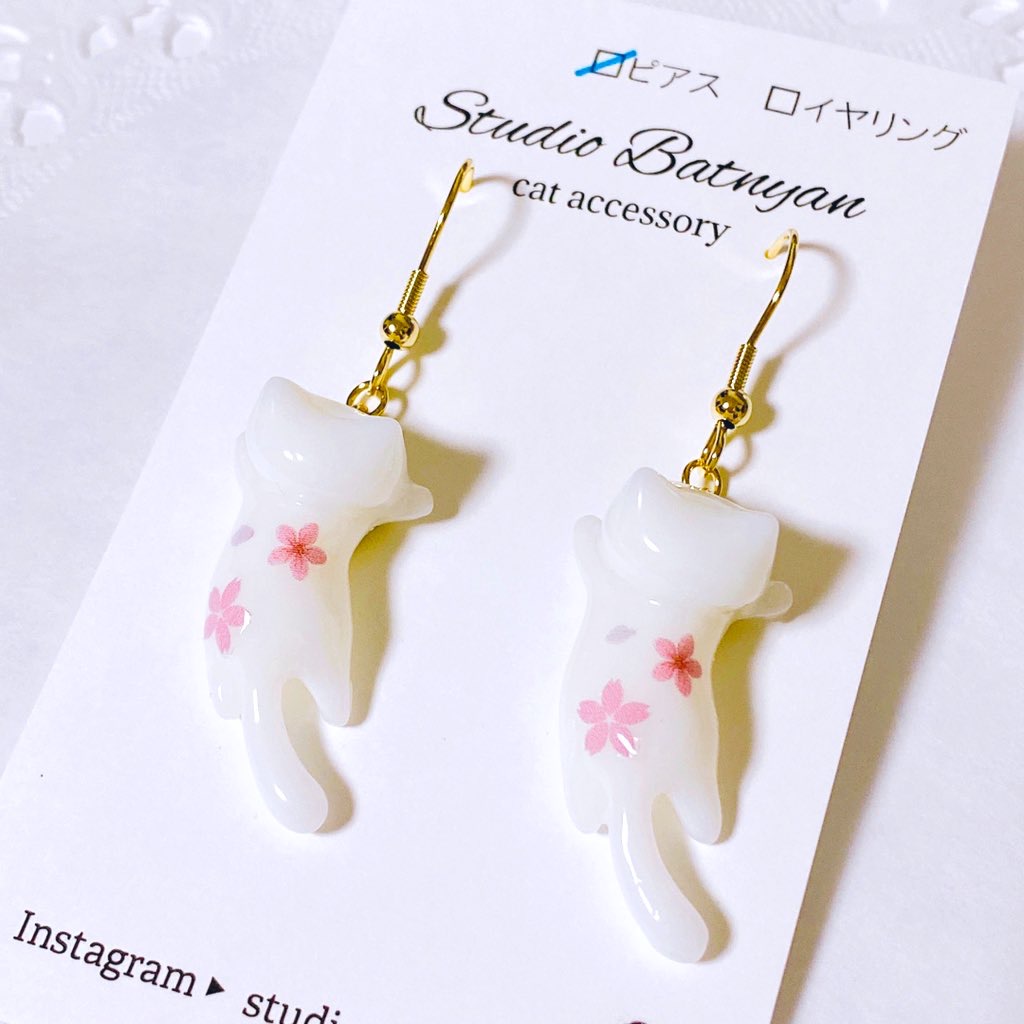 とびつき桜にゃんこピアスの画像