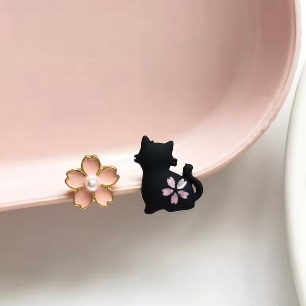 桜と黒猫ピアスの画像