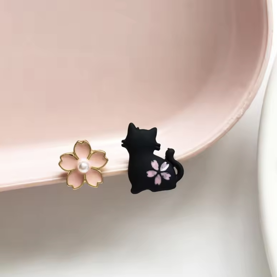 桜と黒猫ピアスの画像