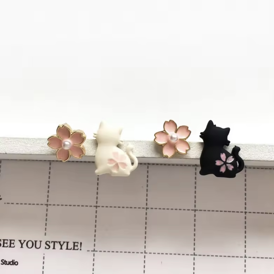 桜と黒猫ピアスの画像