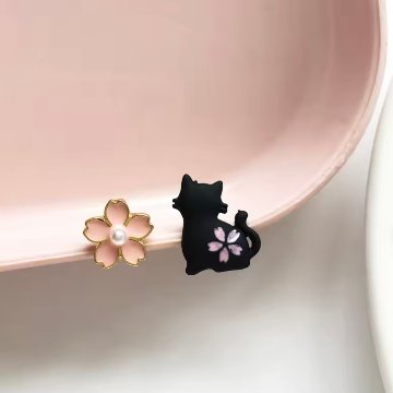 桜と黒猫ピアスの画像