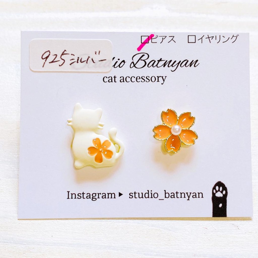 桜と白猫ピアスの画像