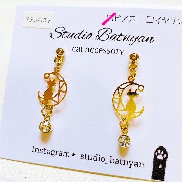 月と猫ピアス*ゴールドの画像