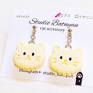 ビスケット猫ピアス*ホワイトの画像