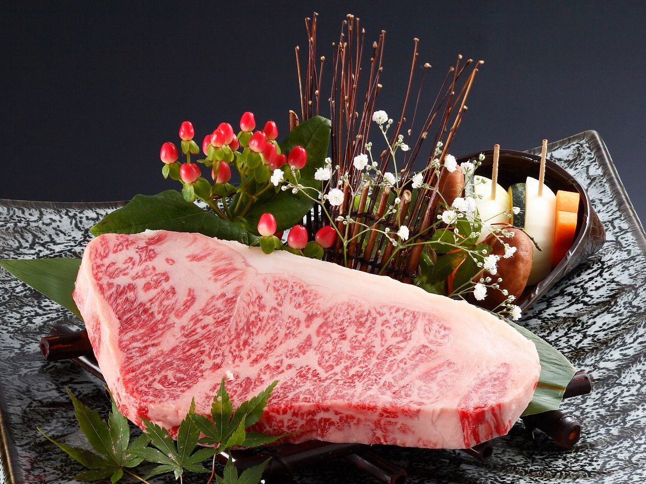 米沢牛のサーロインステーキ！サシが美しい芸術品のようなお肉画像