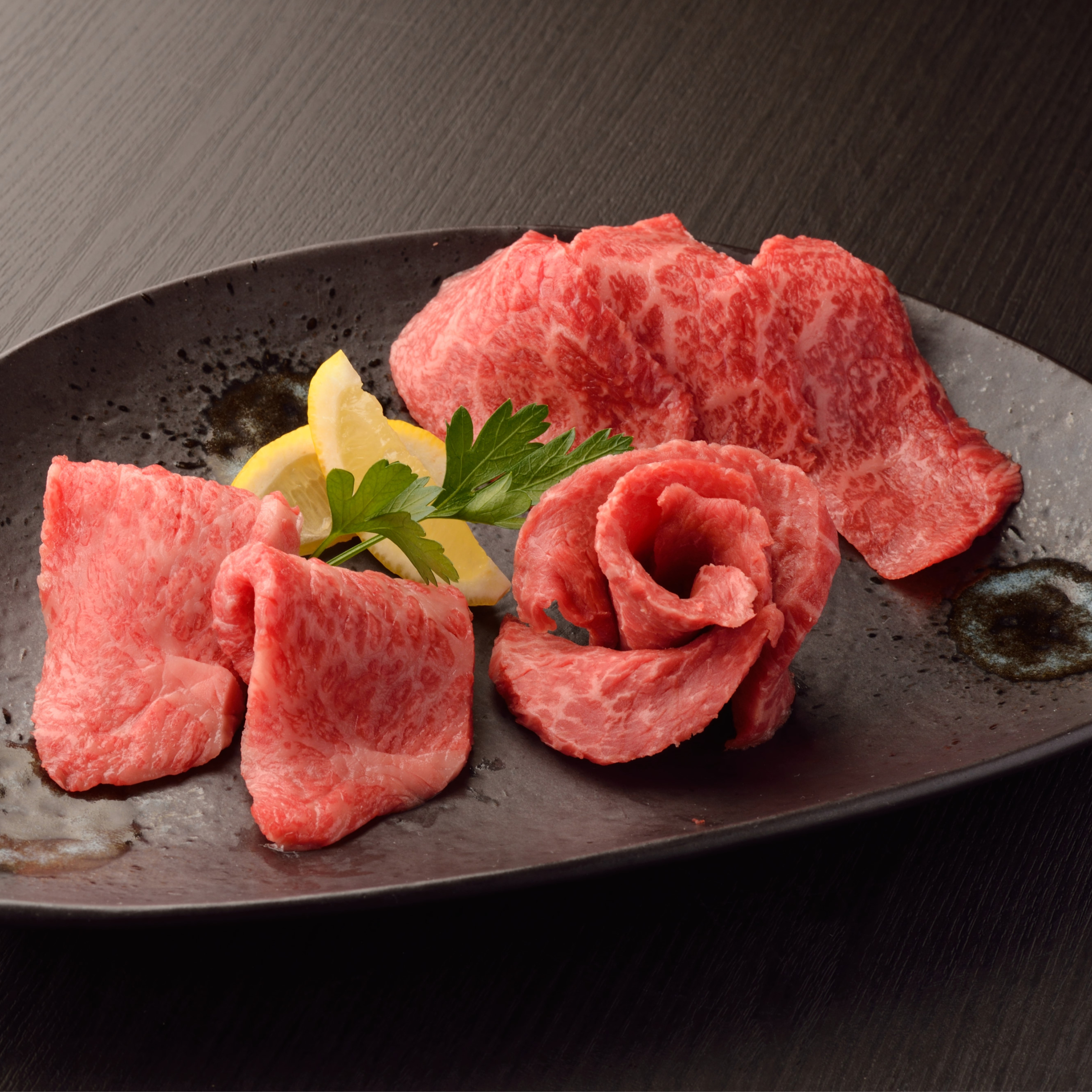 米沢牛の赤身肉は食べやすくさっぱりとした脂で少し甘い。是非お確かめください。焼肉用画像