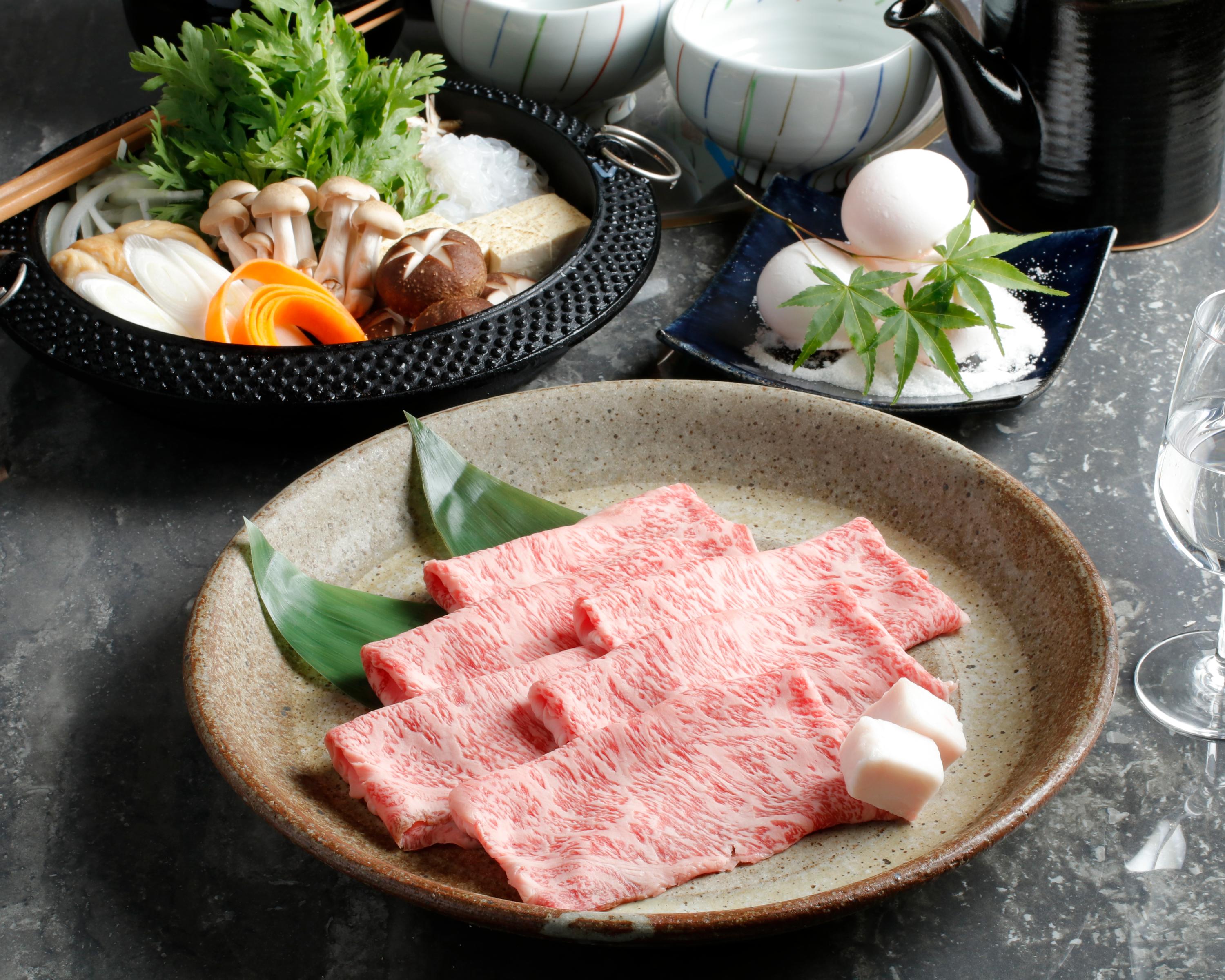 米沢牛 特上ロース ( リブロース ) すき焼き用 / 甘みを感じられる霜降りの最高級牛肉です画像