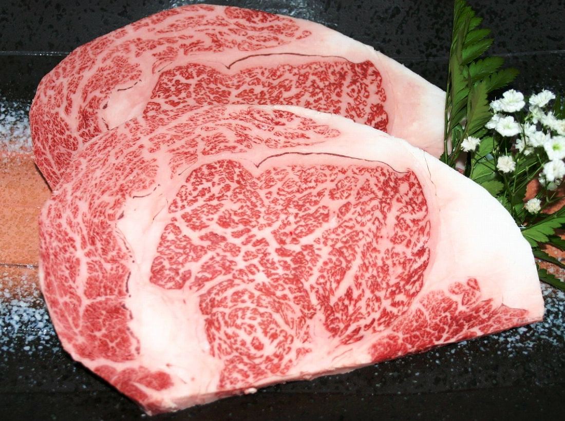 米沢牛 特上ロース ( リブロース ) ステーキ用 / 甘みを感じられる霜降りの最高級牛肉です画像