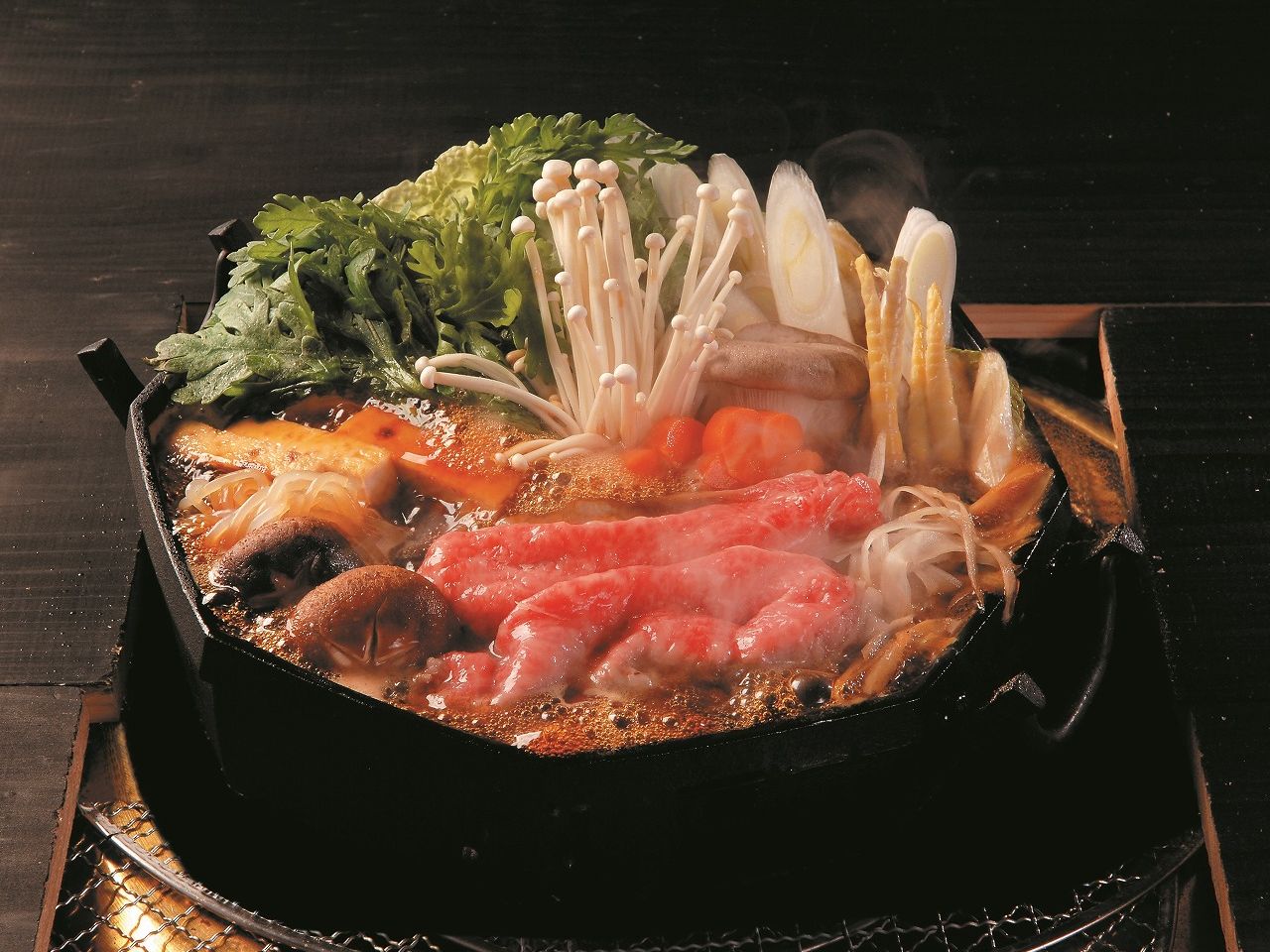 【お中元】 米沢牛 肩ロース (すき焼き用) / 赤身と脂身のバランスが良い部位です。の画像