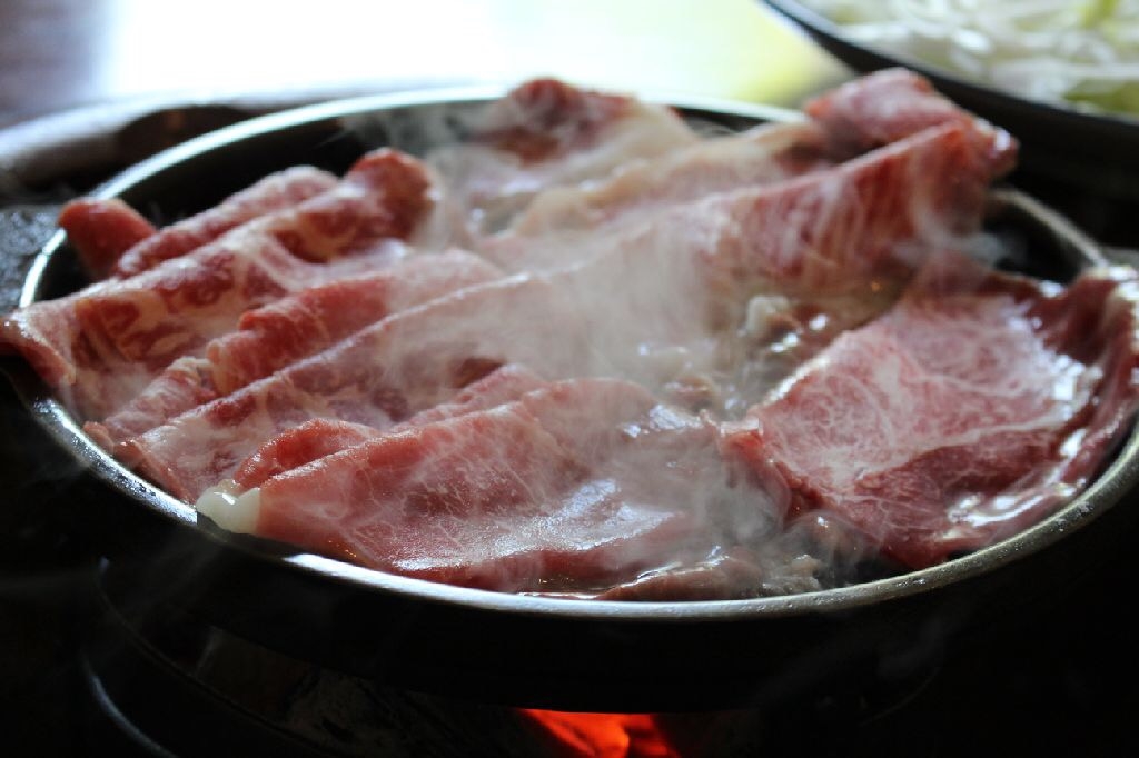 【お中元】 米沢牛 肩ロース (すき焼き用) / 赤身と脂身のバランスが良い部位です。の画像