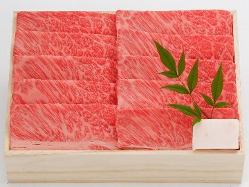 【お中元】 米沢牛 肩ロース (すき焼き用) / 赤身と脂身のバランスが良い部位です。の画像