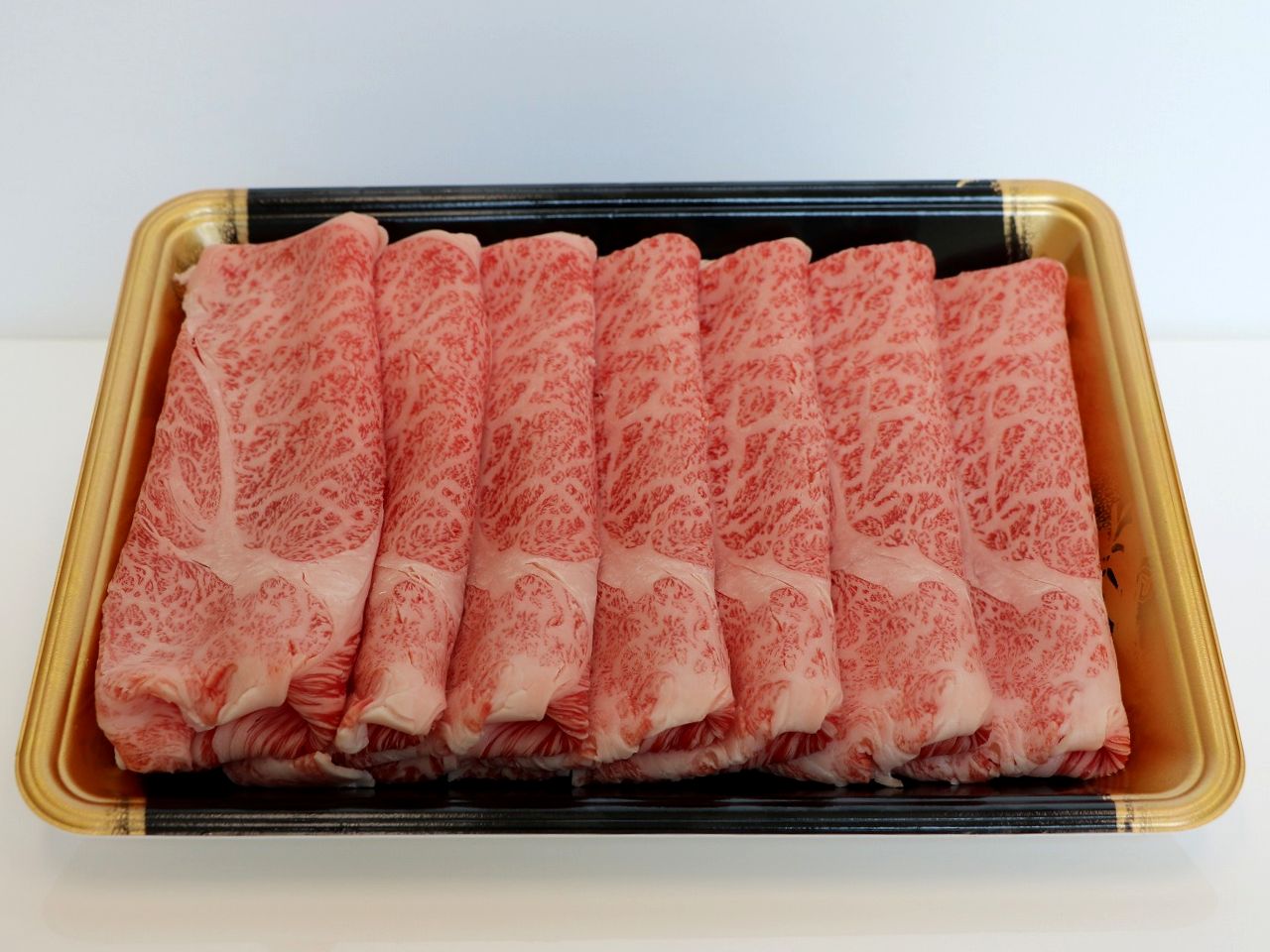 【お歳暮・冬ギフト・お年賀】 米沢牛 肩ロース (すき焼き用) / ギフト包装でお送りします。の画像