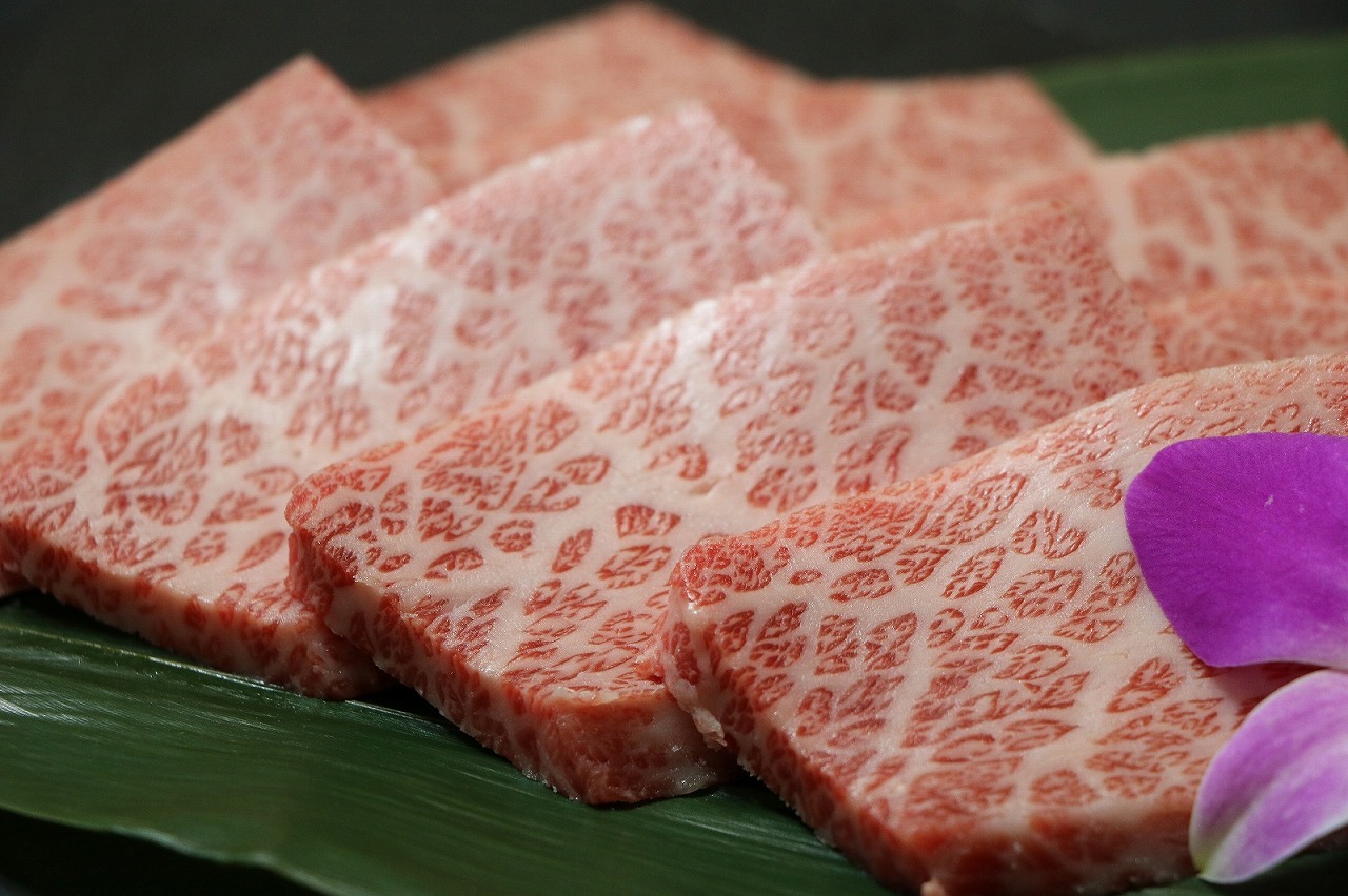 【お歳暮・冬ギフト・お年賀】米沢牛 霜降りカルビ (焼肉用) / ギフト包装でお送りします。の画像