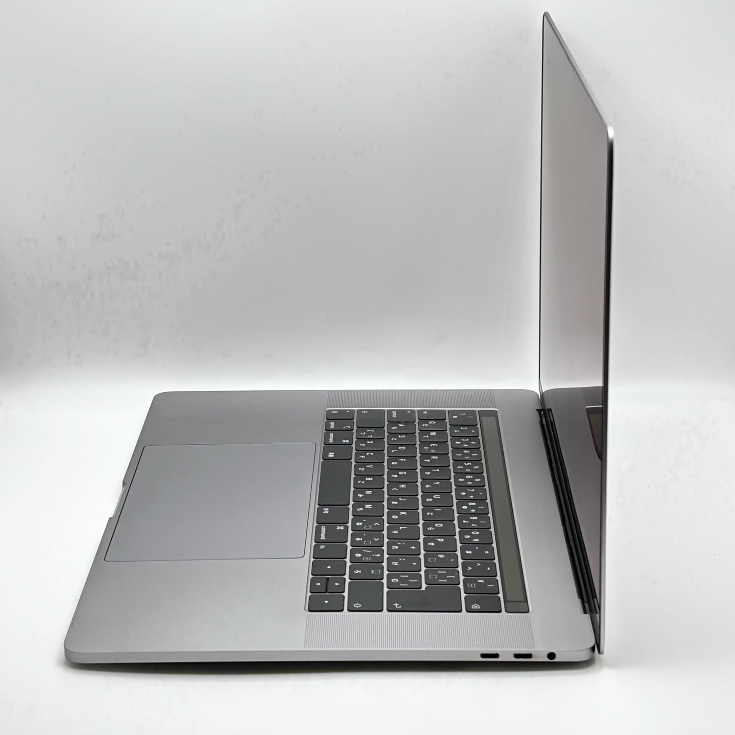 Apple Macbook Pro 2018 15インチ【Core i7 2.2GHz/16GB/256GB】イヤホン付きの画像