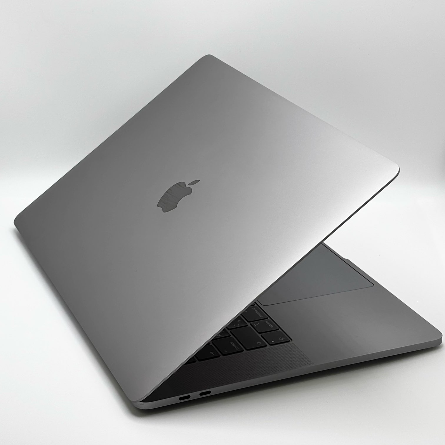 Apple Macbook Pro 2018 15インチ【Core i7 2.2GHz/16GB/256GB】イヤホン付きの画像