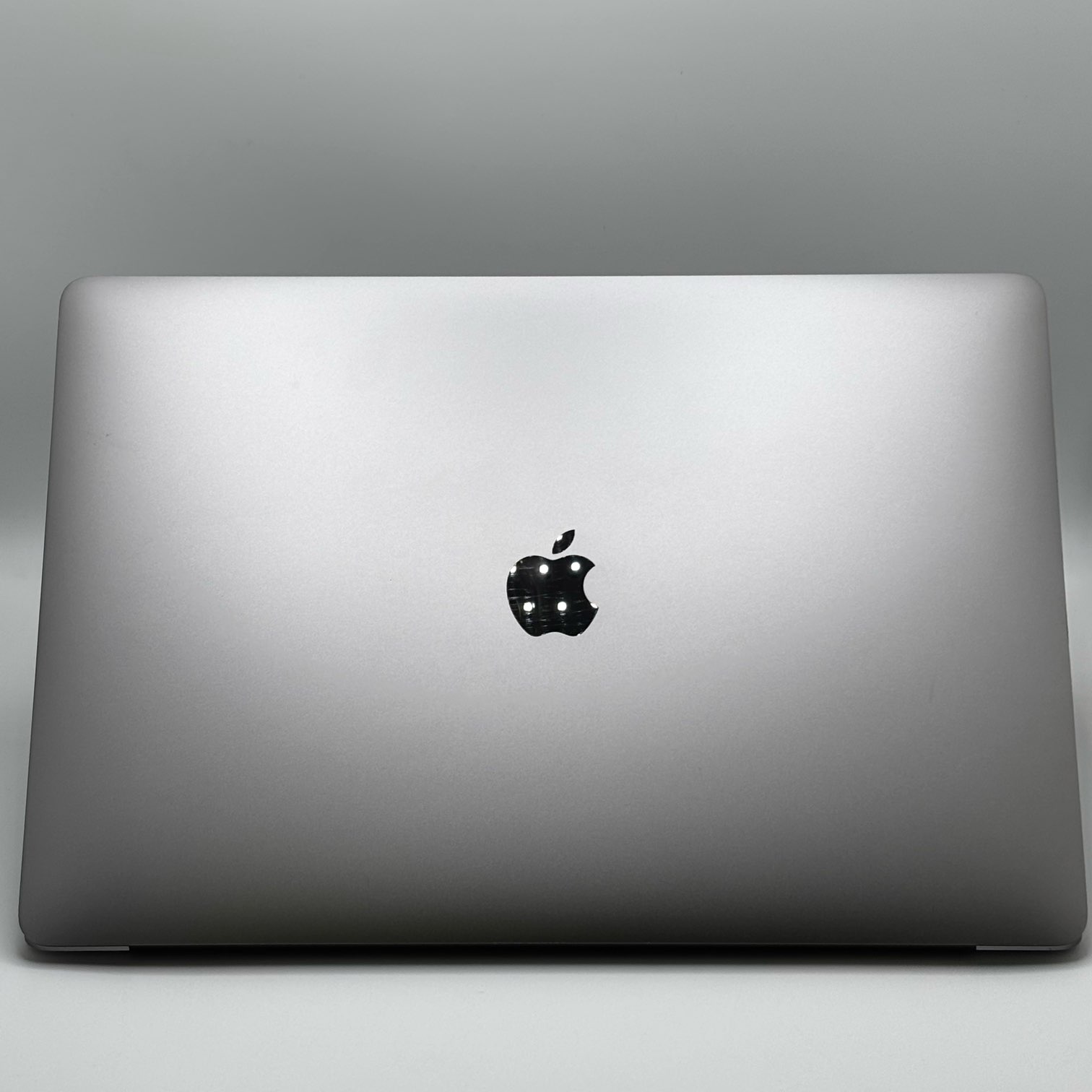 Apple Macbook Pro 2018 15インチ【Core i7 2.2GHz/16GB/256GB】イヤホン付きの画像