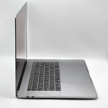 Apple Macbook Pro 2018 15インチ【Core i7 2.2GHz/16GB/256GB】イヤホン付きの画像