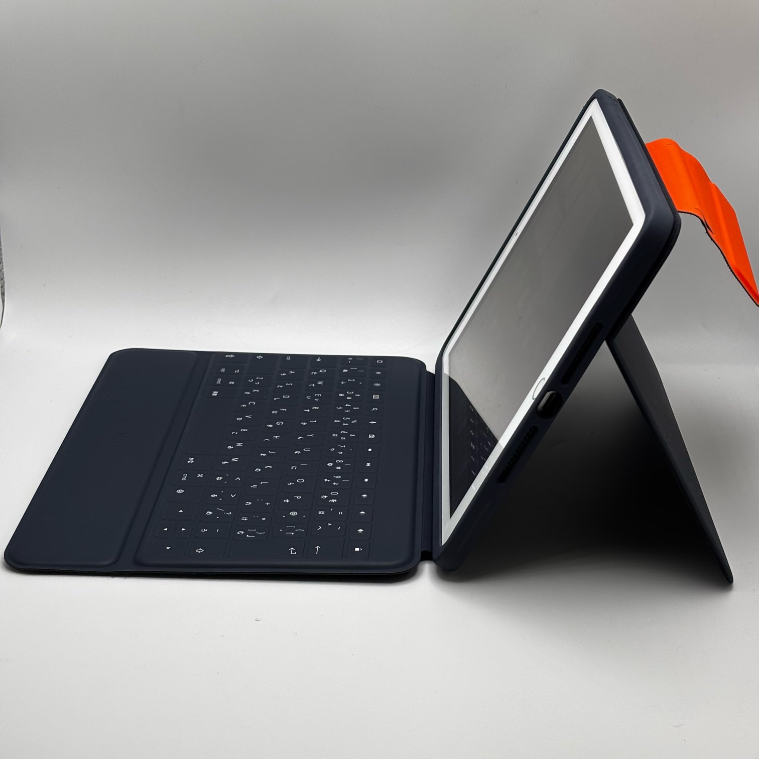 iPad 10.2 インチ (2019) 第7世代 32 GB Wi-Fi 【キーボードカバー付き