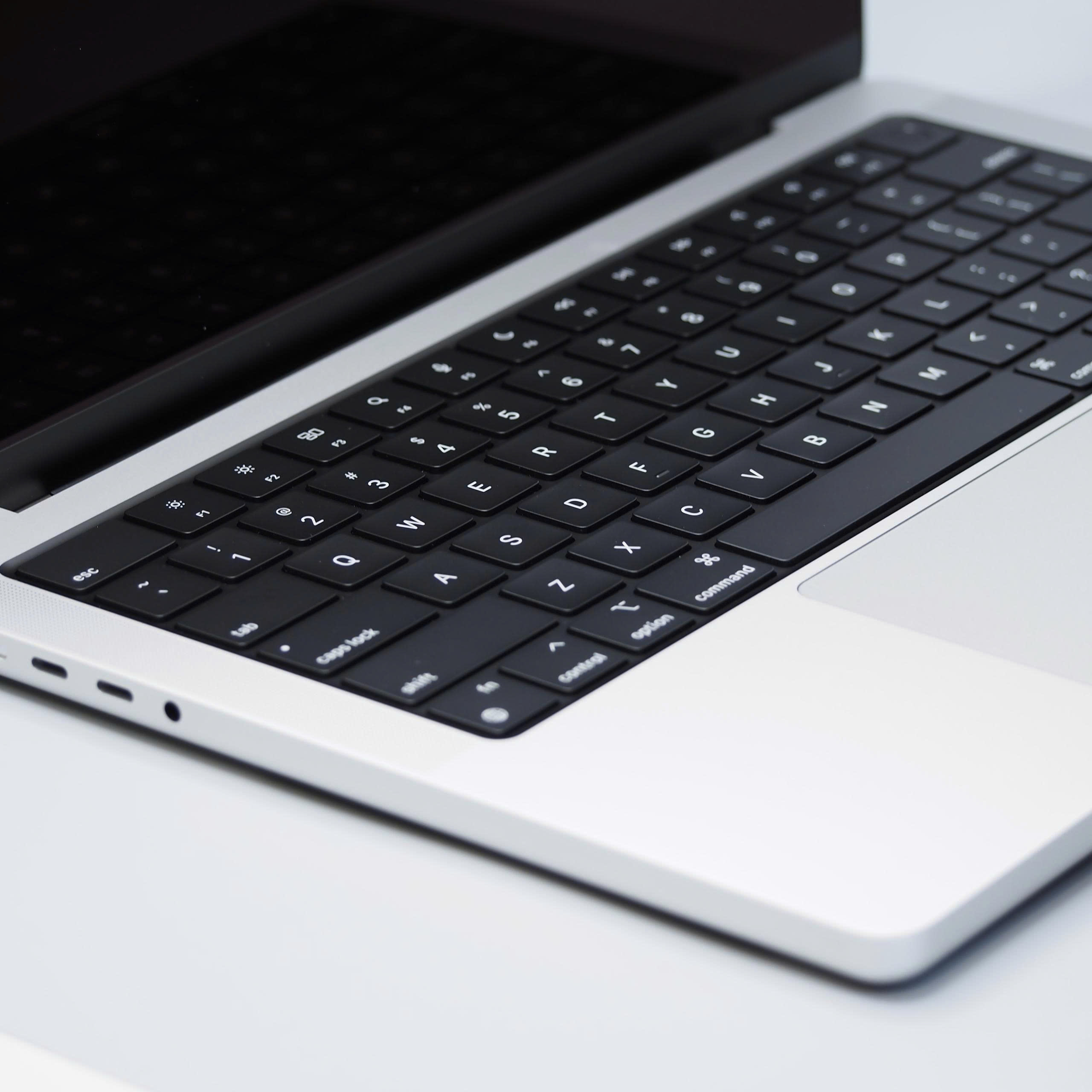 美品】Macbook Pro (14-inch, 2021) Apple M1Pro 32GB/1TB シルバー