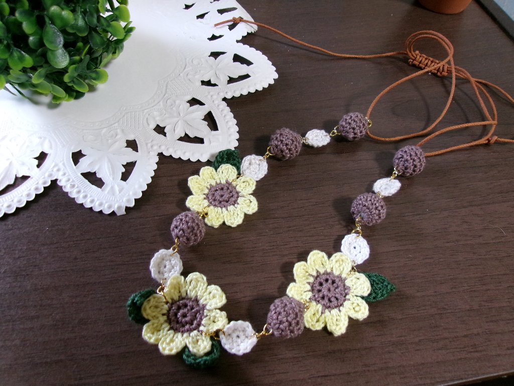 ひまわりロングネックレス　　ハンドメイドの画像