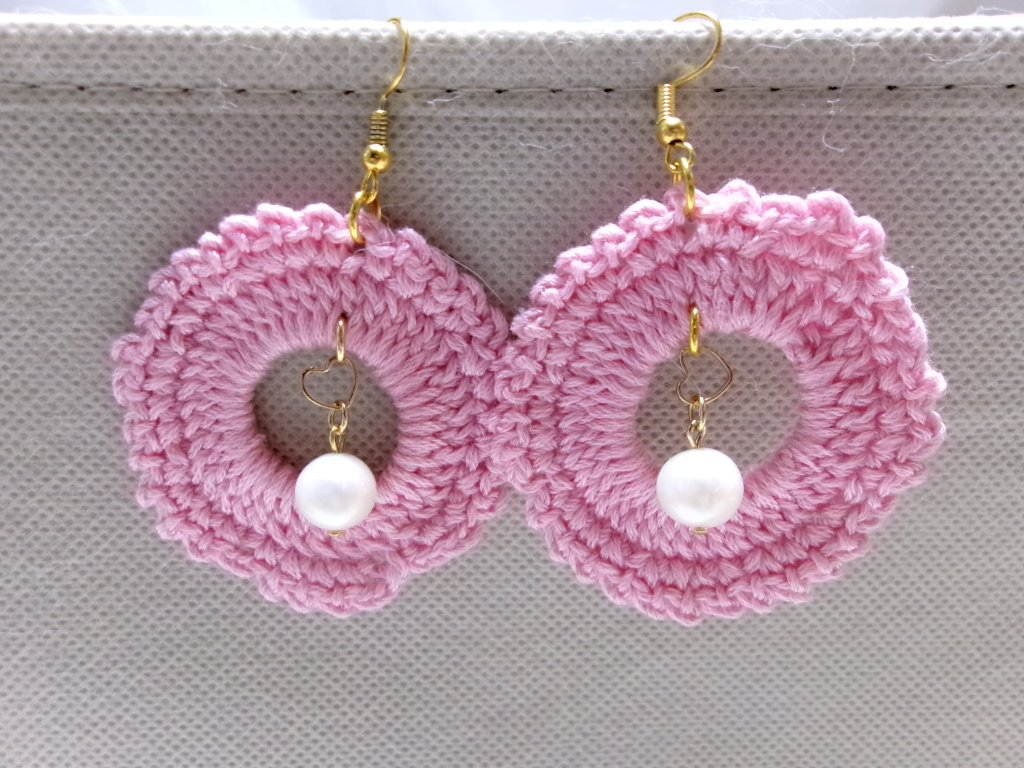 ピンクのコットン丸型ピアスの画像