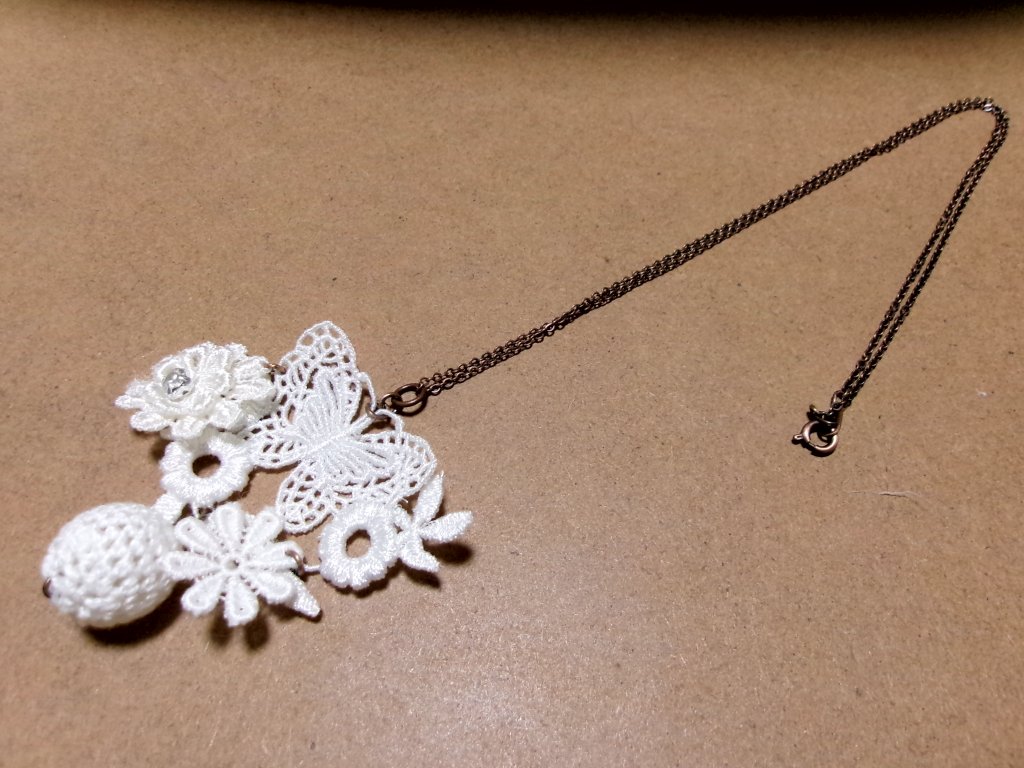 鳥と小花のレースネックレス　ハンドメイドの画像