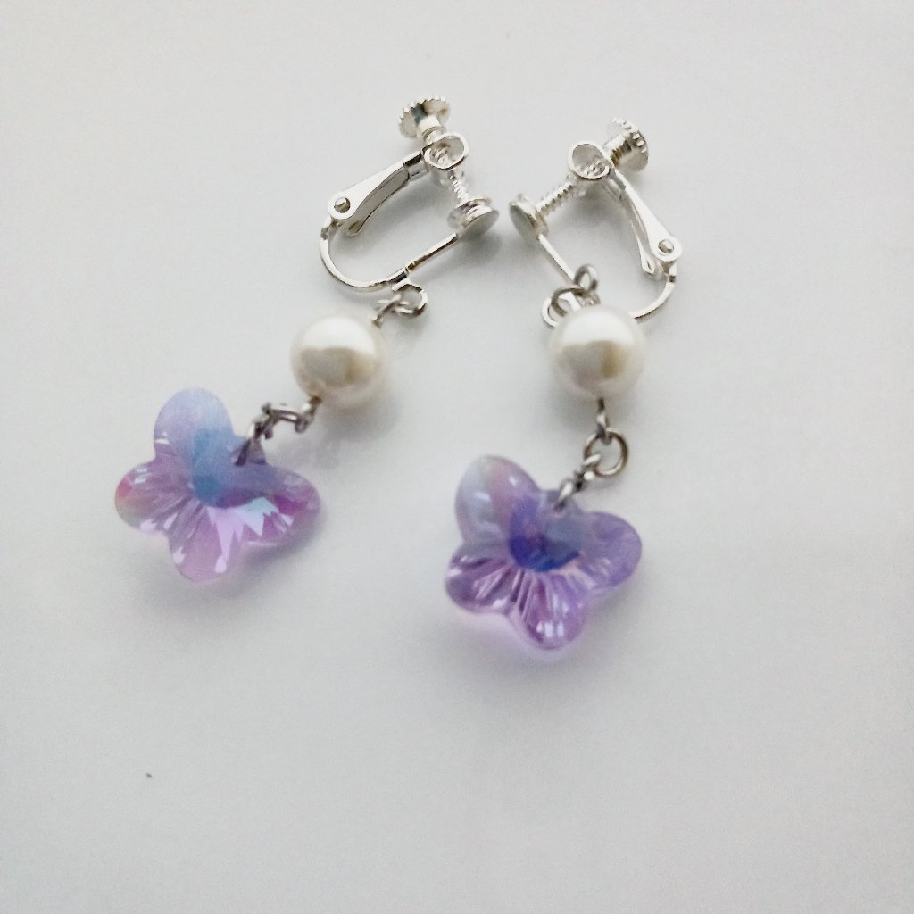 蝶とパールのイヤリング　ハンドメイドの画像