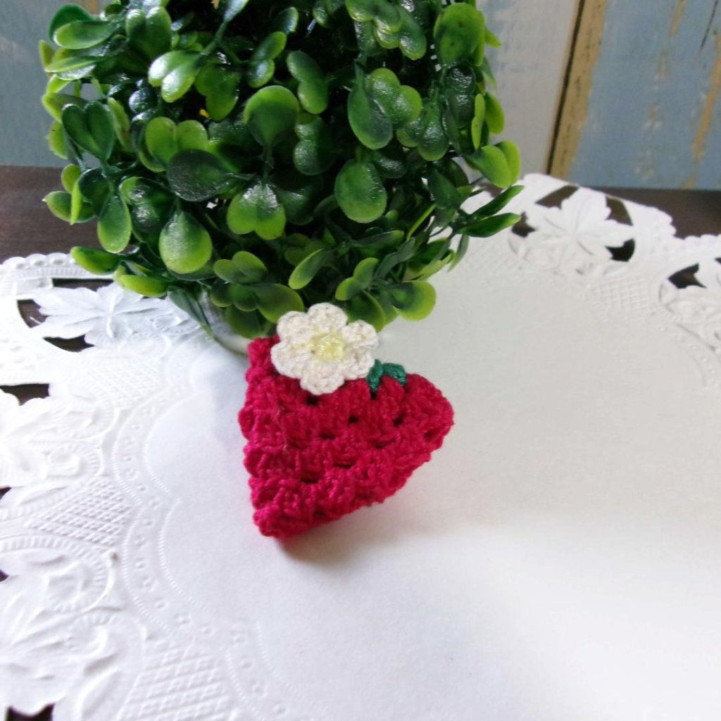 イチゴブローチ　ハンドメイドの画像