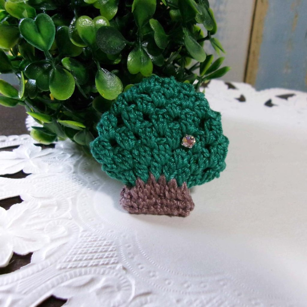 樹木のブローチ　ハンドメイドの画像