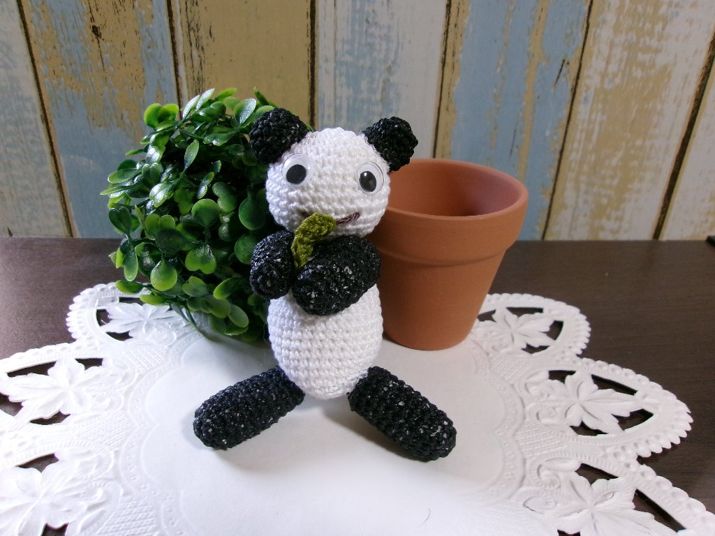 笹の葉を持ったパンダのあみぐるみ　ハンドメイドの画像