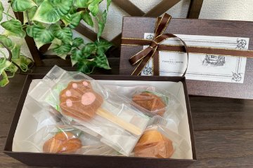 猫の手マドレーヌと焼き菓子の画像