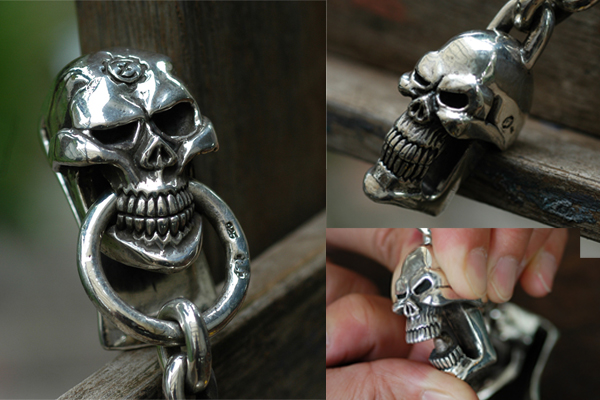 Stare Skull Clip Keychain with 1Skull画像